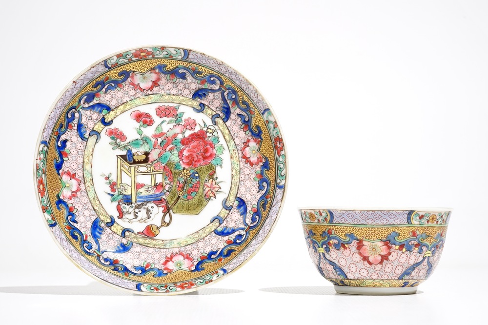 Une tasse et soucoupe en porcelaine de Chine famille rose &agrave; d&eacute;cor d'un chat, Yongzheng