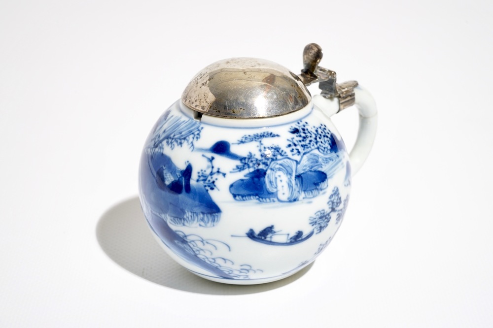 Un moutardier en porcelaine de Chine bleu et blanc, mont&eacute; en argent, Kangxi