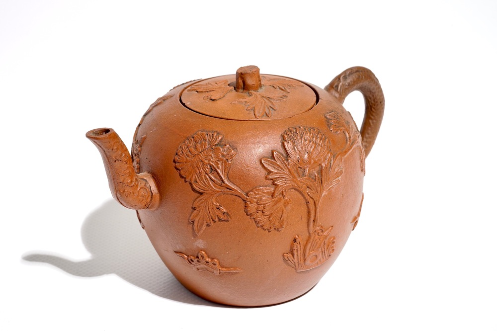 Een Chinese Yixing steengoed theepot met reli&euml;fdecor, Kangxi