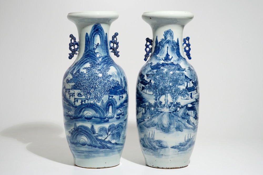 Deux grands vase aux paysages en porcelaine de Chine bleu et blanc, 19/20&egrave;me