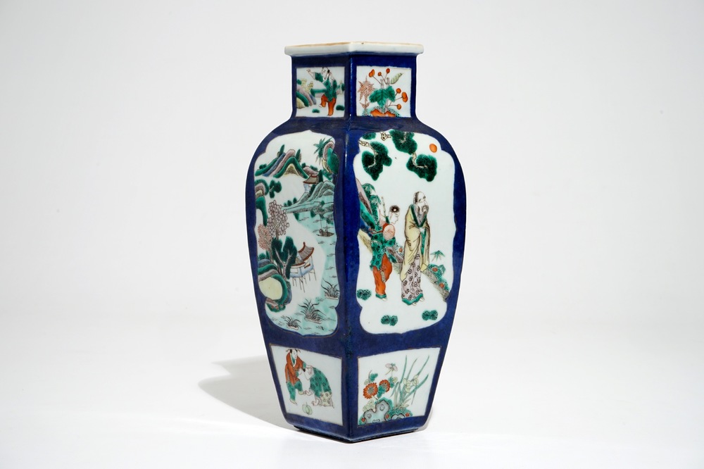 Een Chinese vaas met famille verte decor op blauwe fondkleur, 19e eeuw
