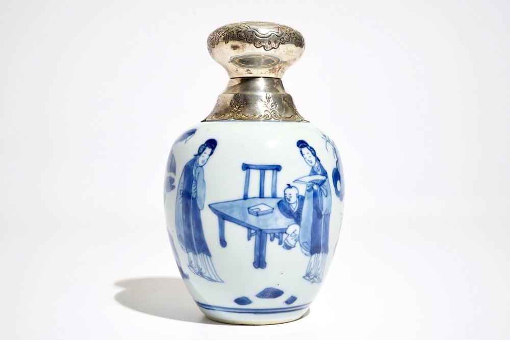 Une bo&icirc;te &agrave; th&eacute; en porcelaine de Chine bleu et blanc, mont&eacute; en argent, Kangxi