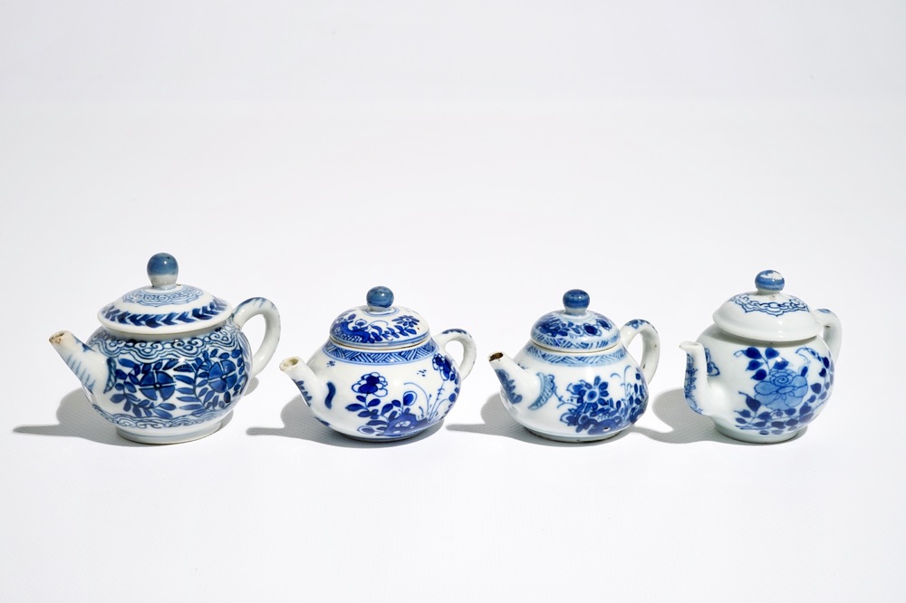 Vier Chinese blauwwitte miniatuur theepotjes met deksels, Kangxi