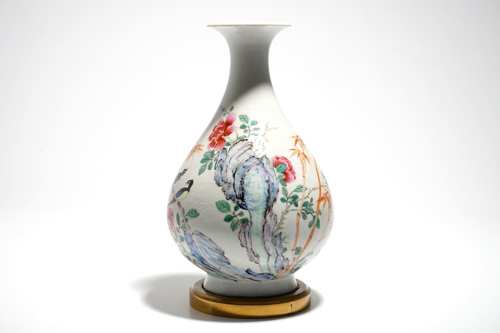 Un vase de forme yuhuchunping en porcelaine de Chine famille rose, mont&eacute; en bronze, marque de Qianlong, 19/20&egrave;me