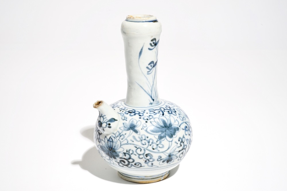Un kendi en porcelaine Arita de Japon bleu et blanc, Edo, 17&egrave;me