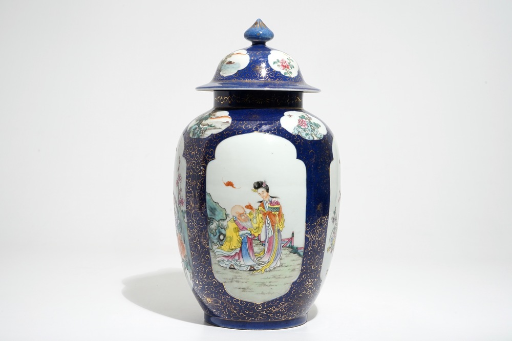 Een Chinese famille rose dekselpot met poederblauwe fondkleur, Republiek, 20e eeuw