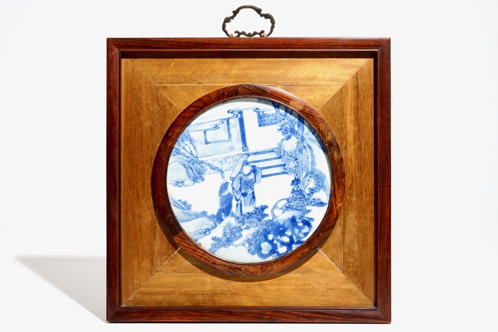 Een Chinese blauwwitte plaquette met figurendecor, in houten lijst, 19e eeuw