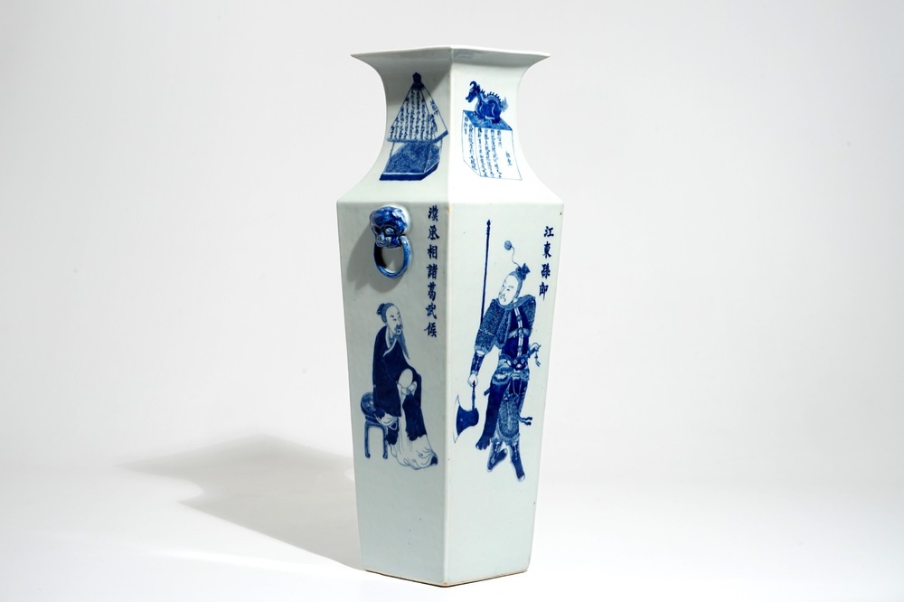 Un vase de forme carr&eacute; en porcelaine de Chine bleu et blanc &agrave; d&eacute;cor Wu Shuang Pu, 19th C.