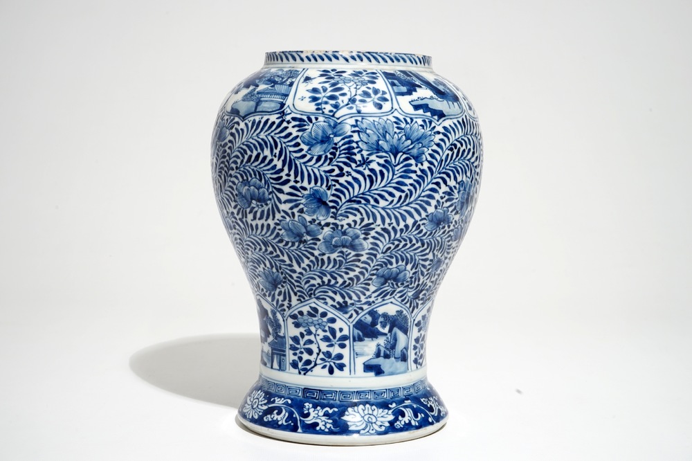 Een Chinese blauwwitte vaas met floraal decor, Kangxi