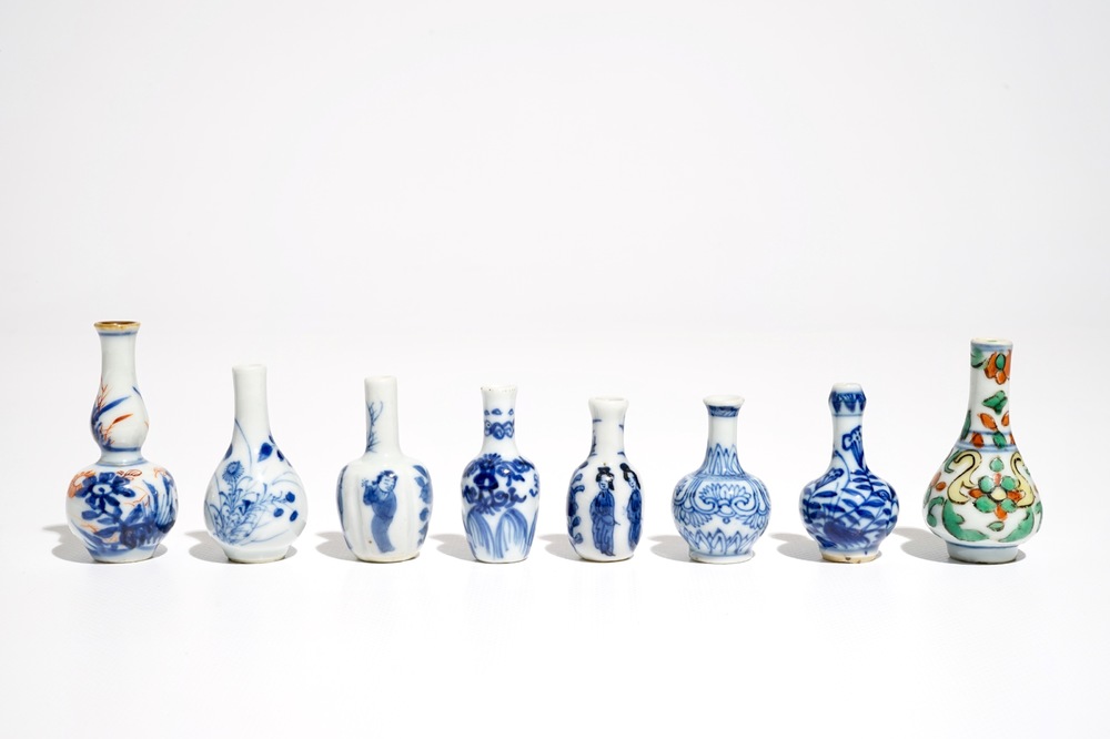 Huit vases miniatures en porcelaine de Chine, Kangxi