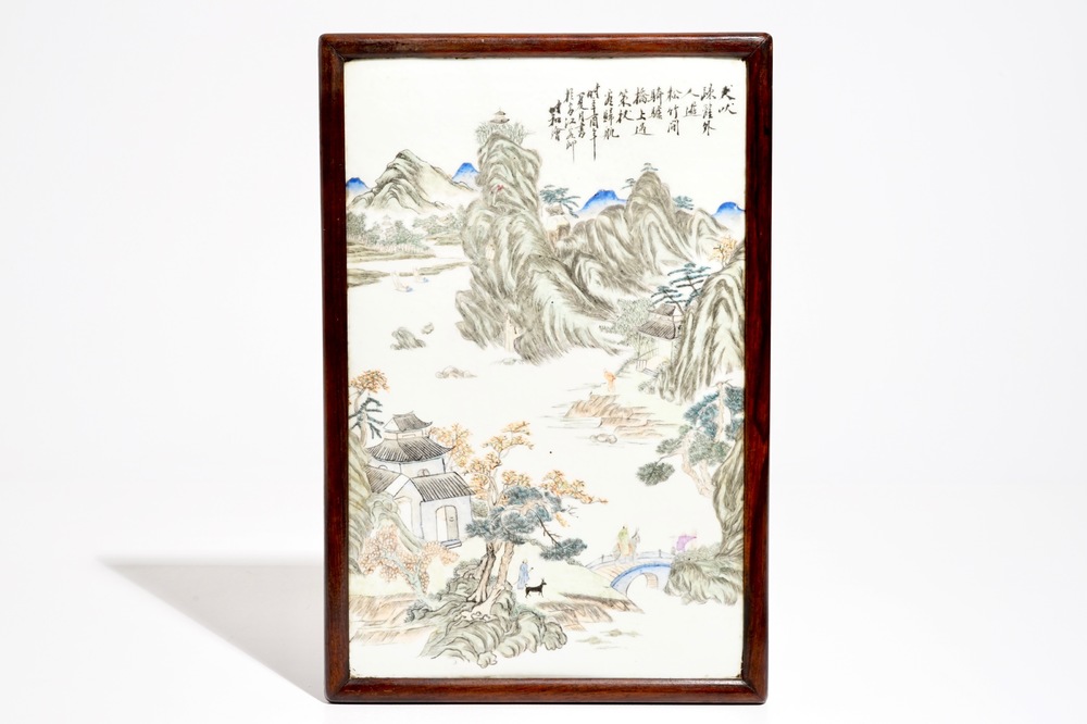 Une plaque porcelaine de Chine qianjiang cai &agrave; d&eacute;cor d&rsquo;un paysage, 19/20&egrave;me