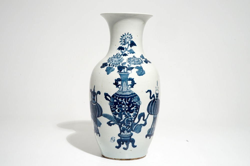 Un vase en porcelaine de Chine bleu et blanc aux br&ucirc;le-parfums et mobilier, 19/20&egrave;me