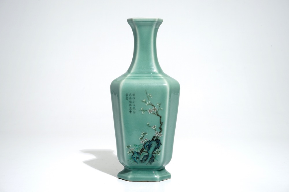 Un vase en porcelaine de Chine c&eacute;ladon &agrave; d&eacute;cor floral avec calligraphie, marque de Qianlong, 19/20&egrave;me