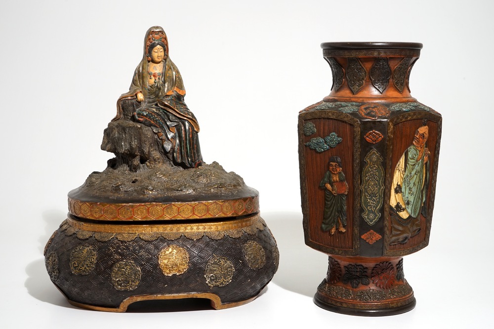 Een Japanse polychrome aardewerken vaas en een figuur van Kannon, Meiji, 19e eeuw