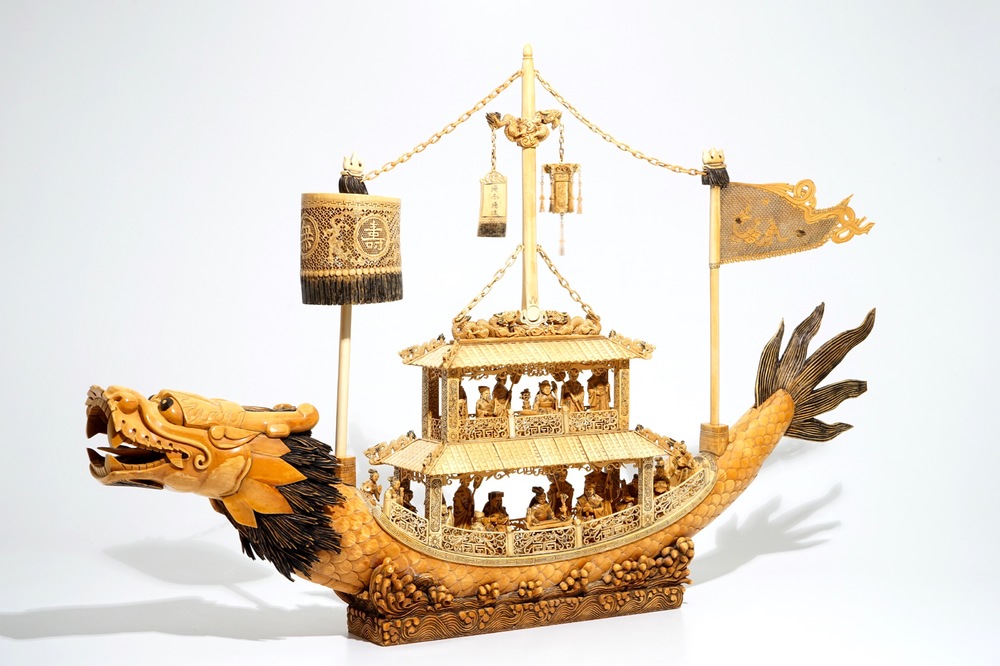 Un mod&egrave;le d'un bateau dragon en ivoire sculpt&eacute;, Chine, 19&egrave;me