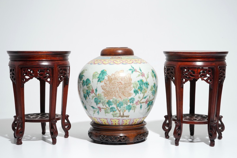 Un pot &agrave; gingembre en porcelaine de Chine famille rose et une paire de socles en bois, 19/20&egrave;me