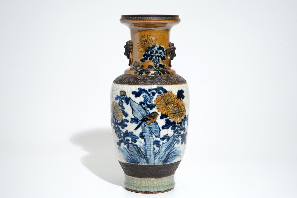 Un vase en porcelaine de Chine bleu et blanc sur fond caf&eacute; au lait et craquel&eacute;, 19&egrave;me