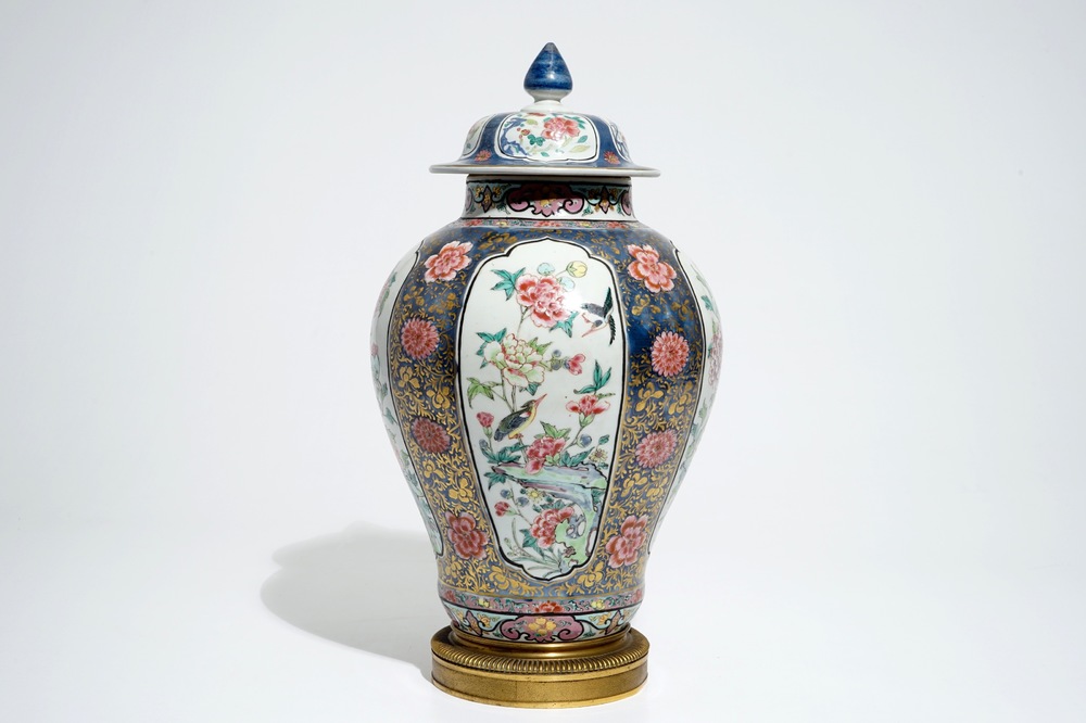 Un vase couvert en porcelaine de Chine famille rose sur fond bleu, mont&eacute; en bronze, Yongzheng
