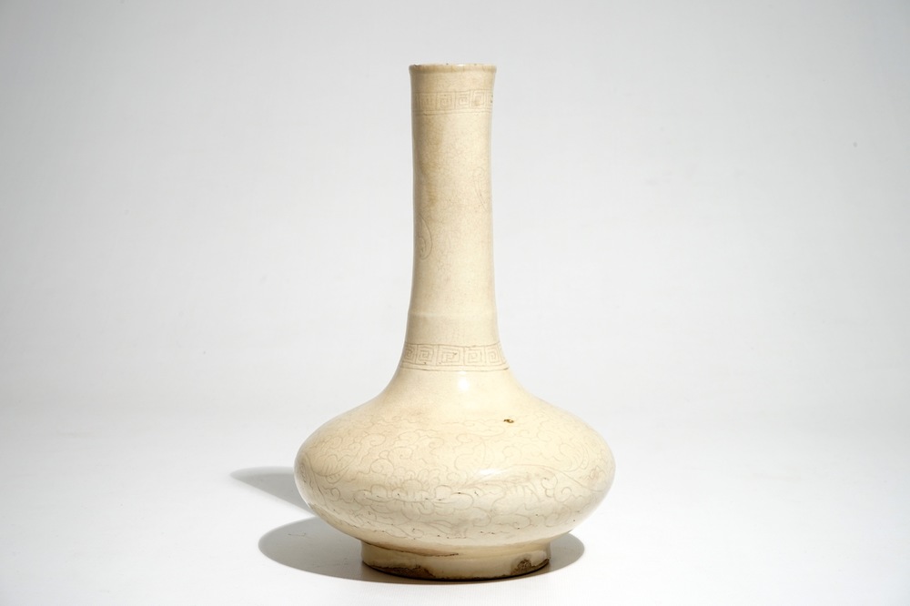 Een Chinese cr&egrave;mekleurige flesvormige vaas met anhua decor, Song/Ming
