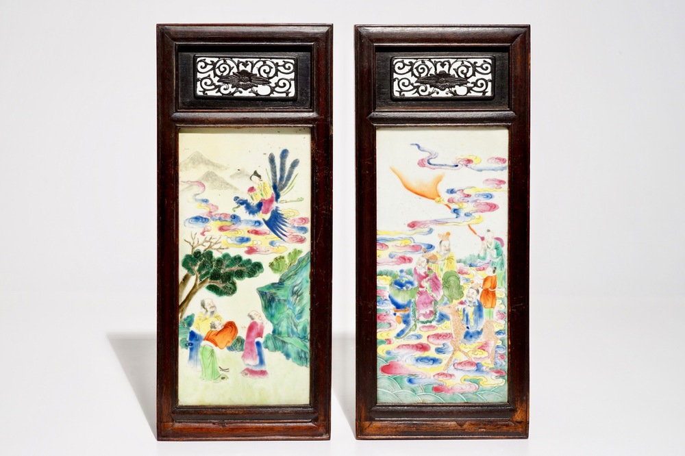 Twee Chinese famille rose plaquettes in houten lijst, 19e eeuw