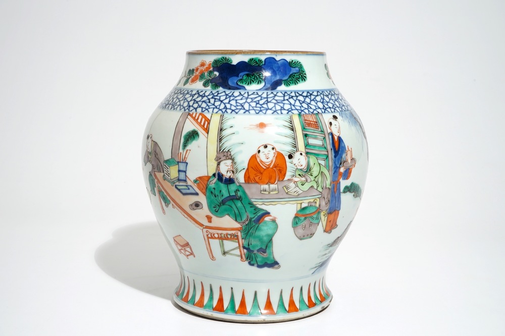 Een Chinese olijfvormige wucai vaas met figuren, 19e eeuw