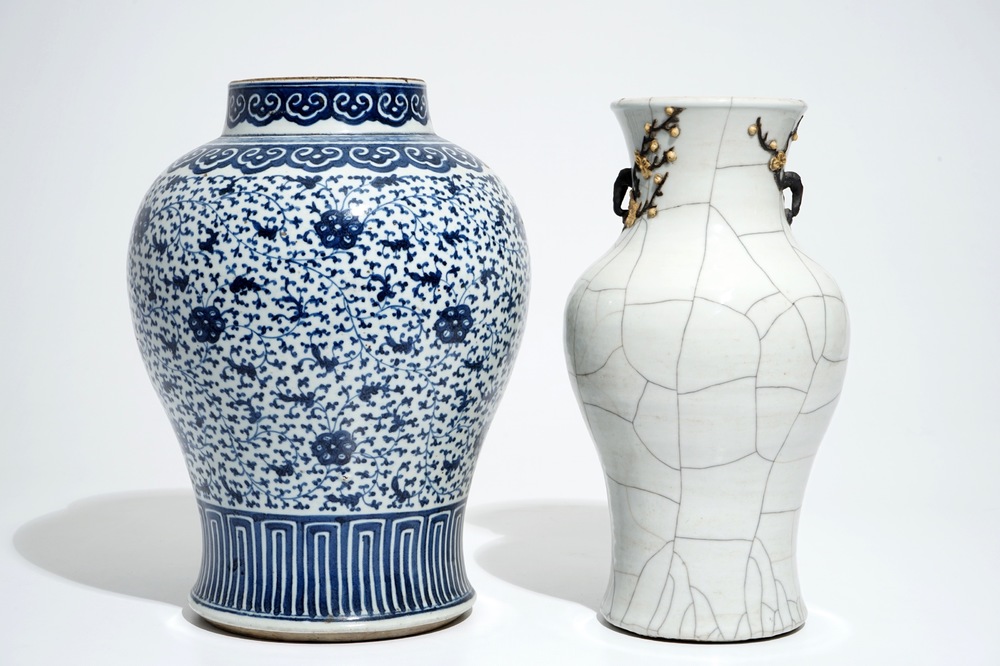 Un vase en porcelaine de Chine bleu et blanc et un vase craquel&eacute;, 19&egrave;me