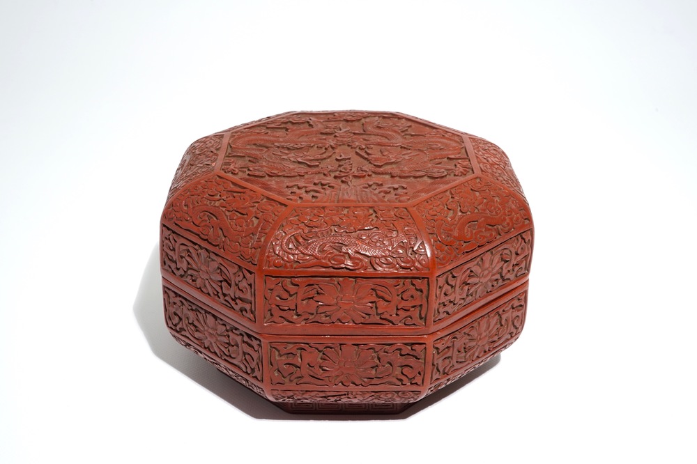 Een Chinese octagonale lakwerk dekseldoos met draken, Qianlong merk, 19/20e eeuw