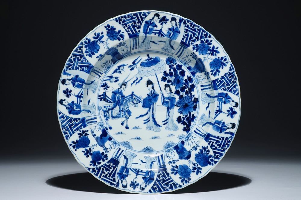 Een Chinese blauwwitte schotel met lange lijzen, Kangxi merk en periode