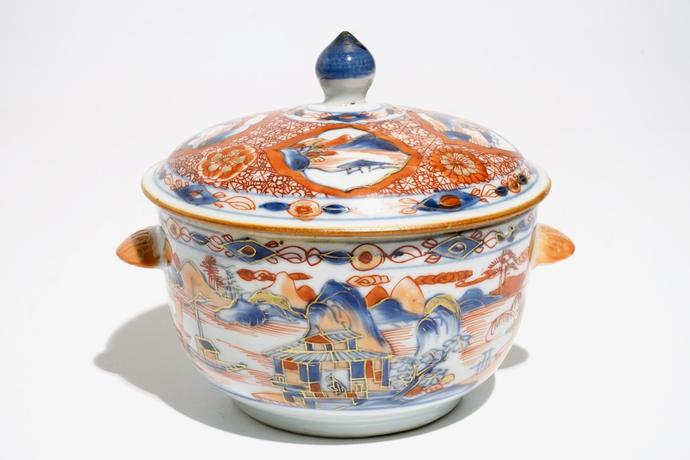 Une terrine et son couvercle en porcelaine de Chine de style Imari, Kangxi