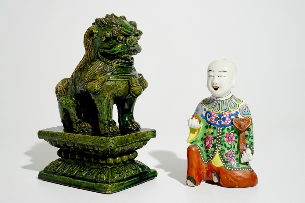 Un mod&egrave;le d'un gar&ccedil;on aux genoux en porcelaine de Chine famille rose et un lion de temple de style Ming, 19&egrave;me