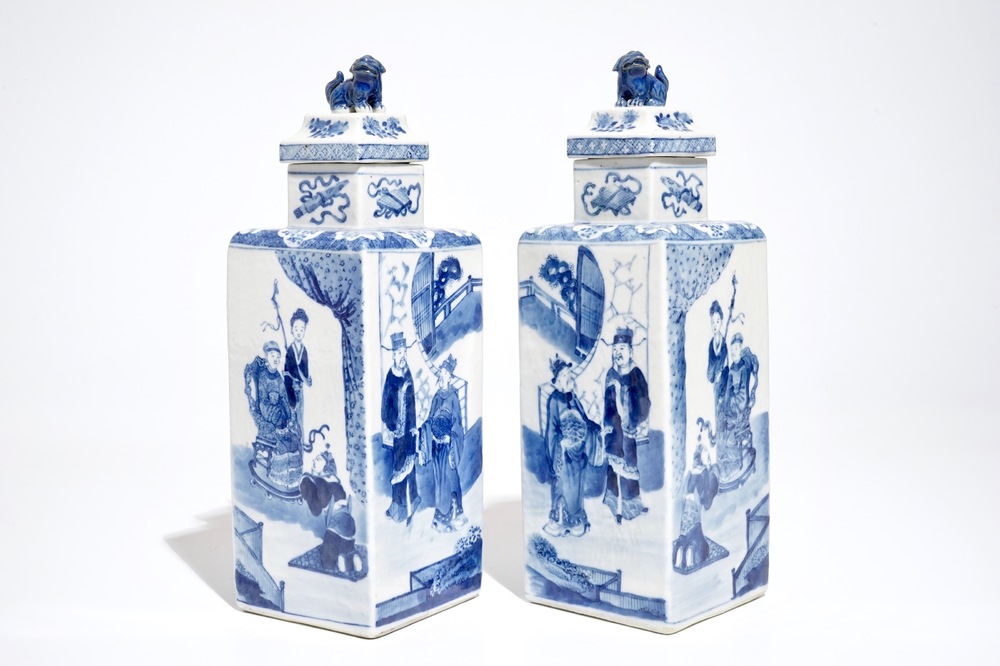 Une paire de vases de forme carr&eacute; en porcelaine de Chine bleu et blanc, marque de Kangxi, 19&egrave;me