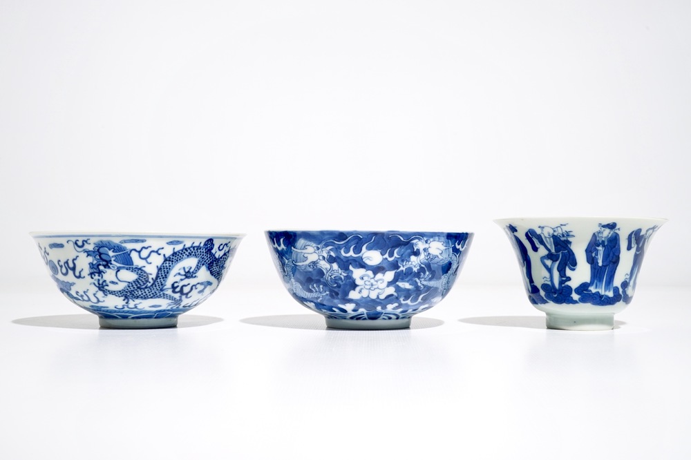 Trois bols en porcelaine de Chine bleu et blanc aux dragons et figures, 19&egrave;me