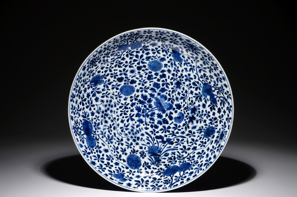 Un grand plat en porcelaine de Chine bleu et blanc au dos en bleu poudr&eacute;, marque de Chenghua, Kangxi