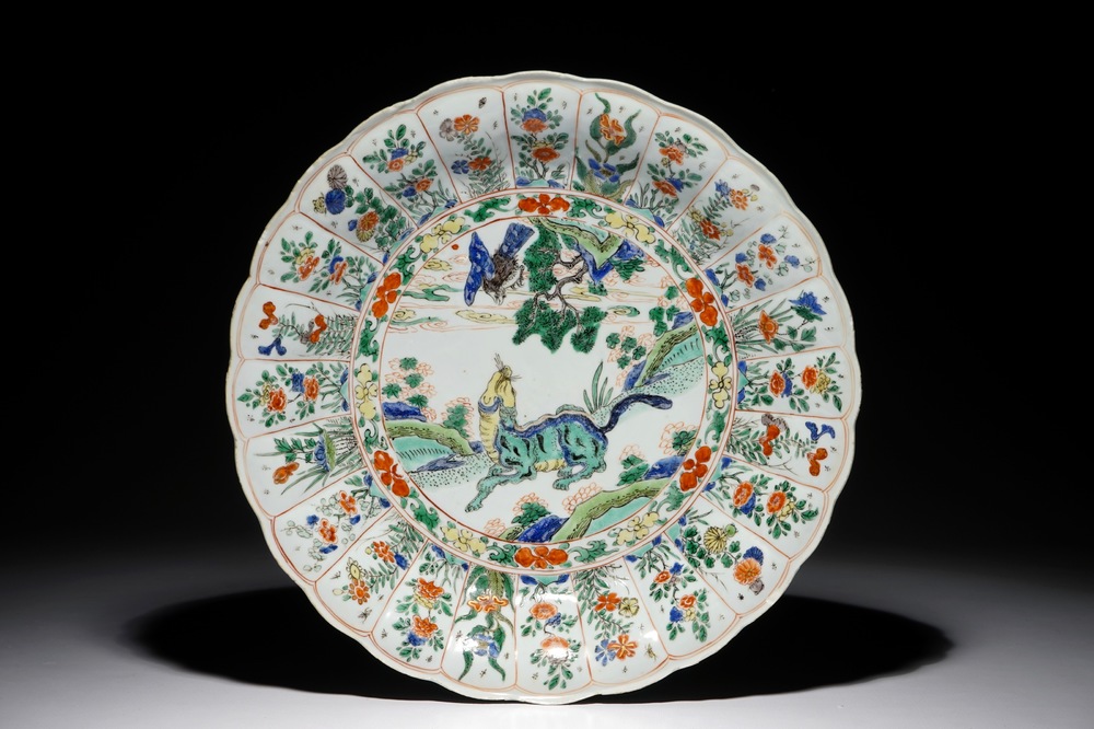 Un plat polylob&eacute; en porcelaine de Chine famille verte &agrave; d&eacute;cor d'un tigre, Kangxi