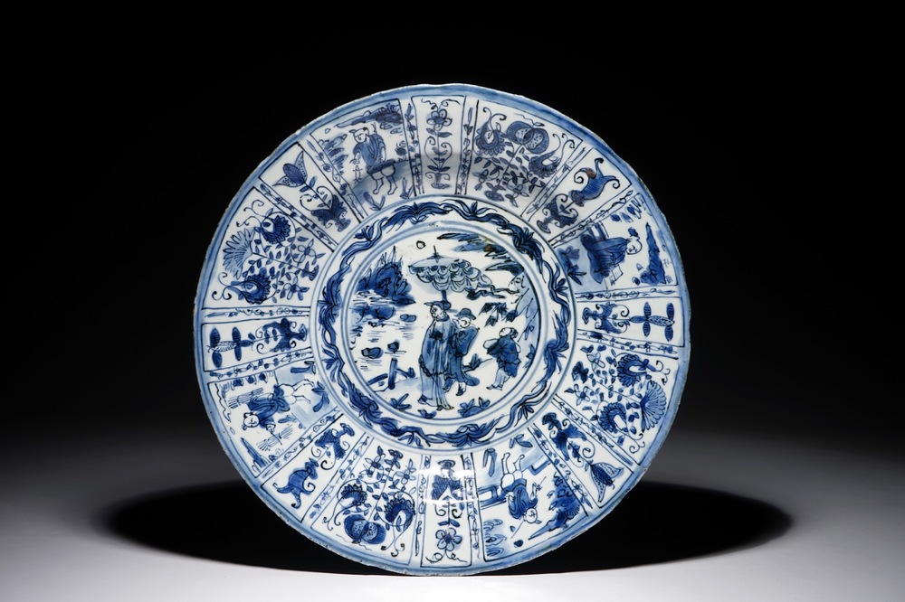 Un plat en porcelaine de Chine bleu et blanc de type Kraak &agrave; d&eacute;cor figuratif, Wanli