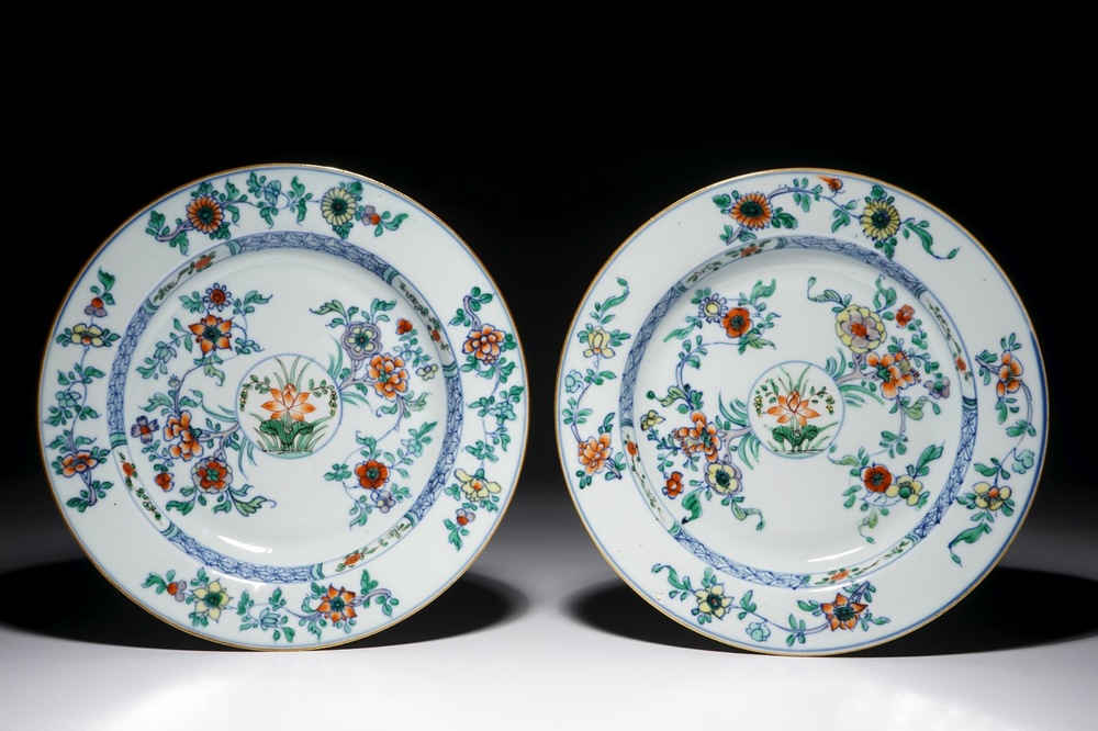 Une paire d'assiettes en porcelaine de Chine doucai, Kangxi