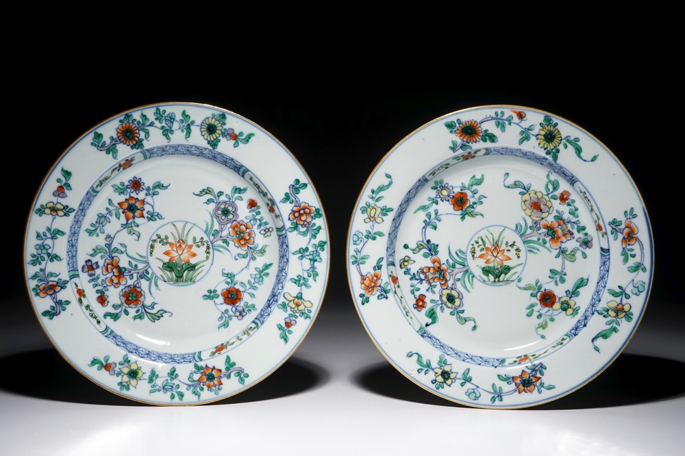 A pair of Chinese doucai plates with floral design, Kangxi