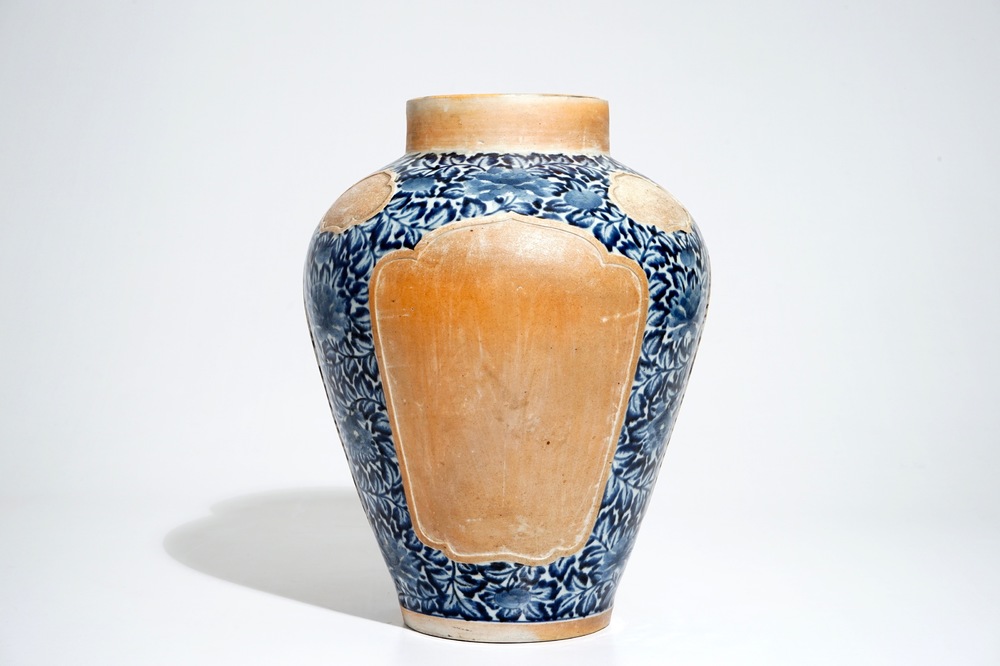 A Japanese Arita blue and white vase with biscuit panels, 17/18th C.
