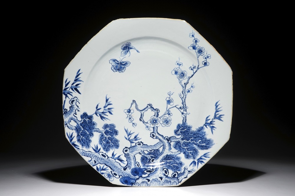 Un plat octagonal en porcelaine de Chine bleu et blanc aux papillons, Qianlong