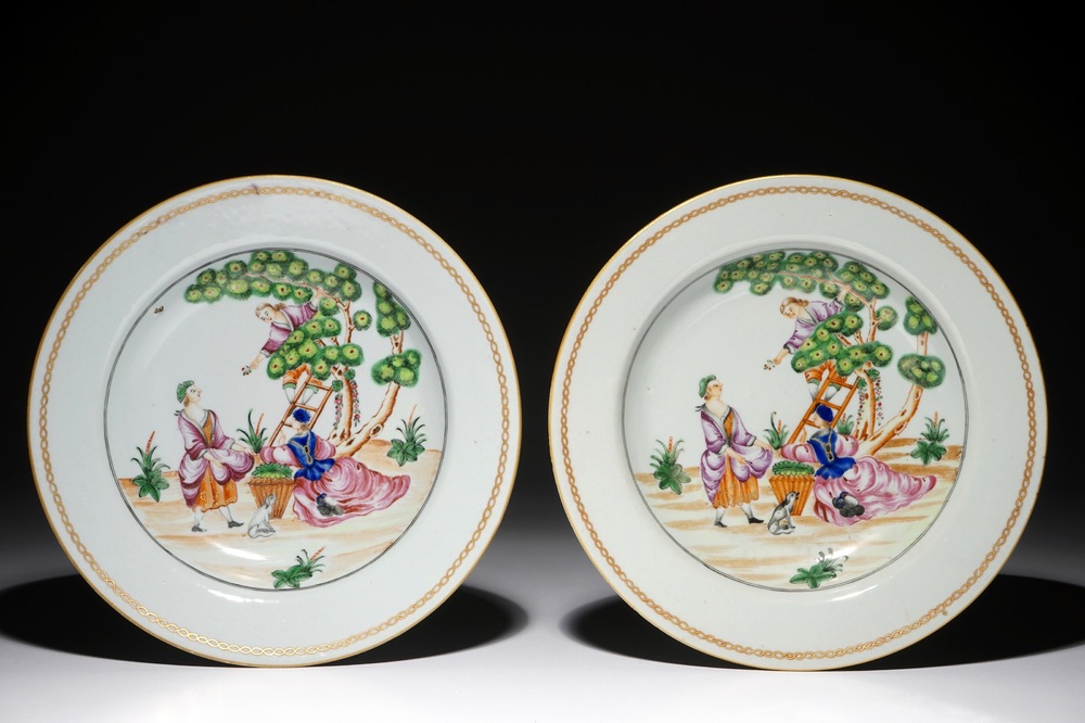 Une paire d'assiettes en porcelaine de Chine famille rose &agrave; la cueillette des cerises, Qianlong