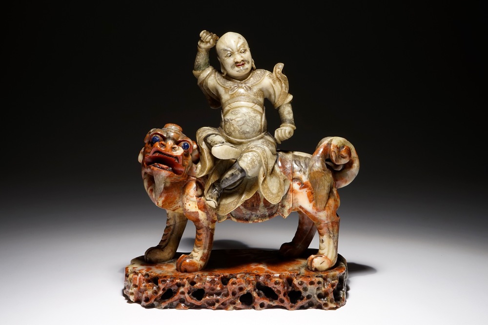 Une figure de l'immortel Vaishravana sur un lion bouddhiste en pierre de savon, Kangxi/Qianlong