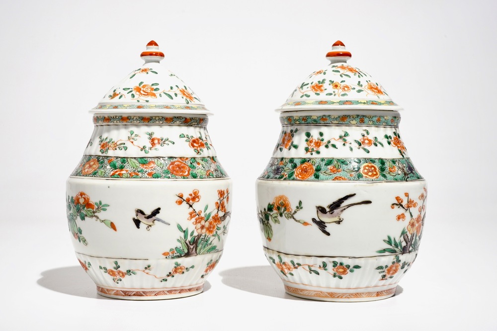 Une paire de vases couverts en porcelaine de Chine famille verte, Kangxi