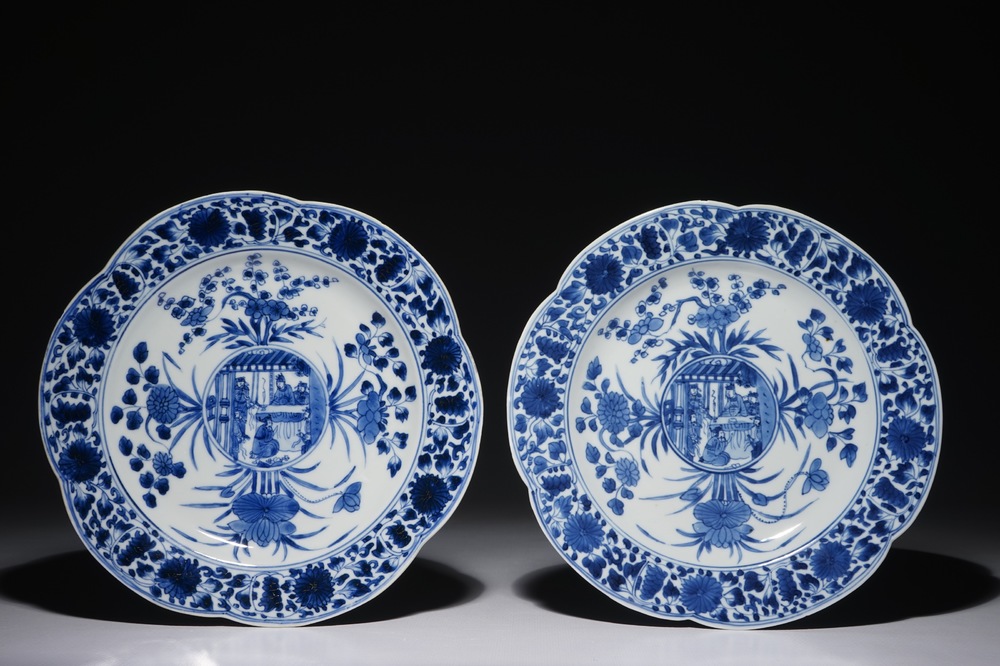 Een paar Chinese blauwwitte gelobde borden met figuratieve medaillons, Kangxi
