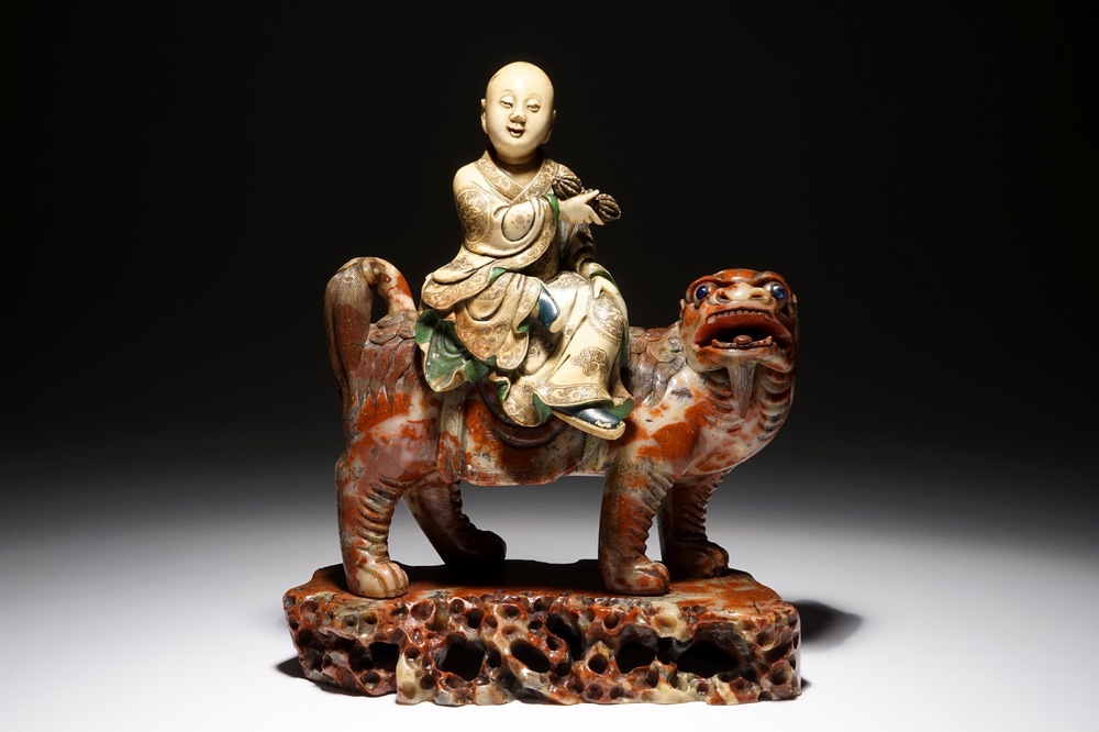 Une figure de l'immortel Vajraputra sur un lion bouddhiste en pierre de savon, Kangxi/Qianlong