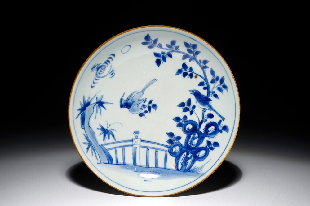 Une assiette en porcelaine de Chine bleu et blanc aux oiseaux dans un jardin, Shunzhi, &eacute;poque Transition