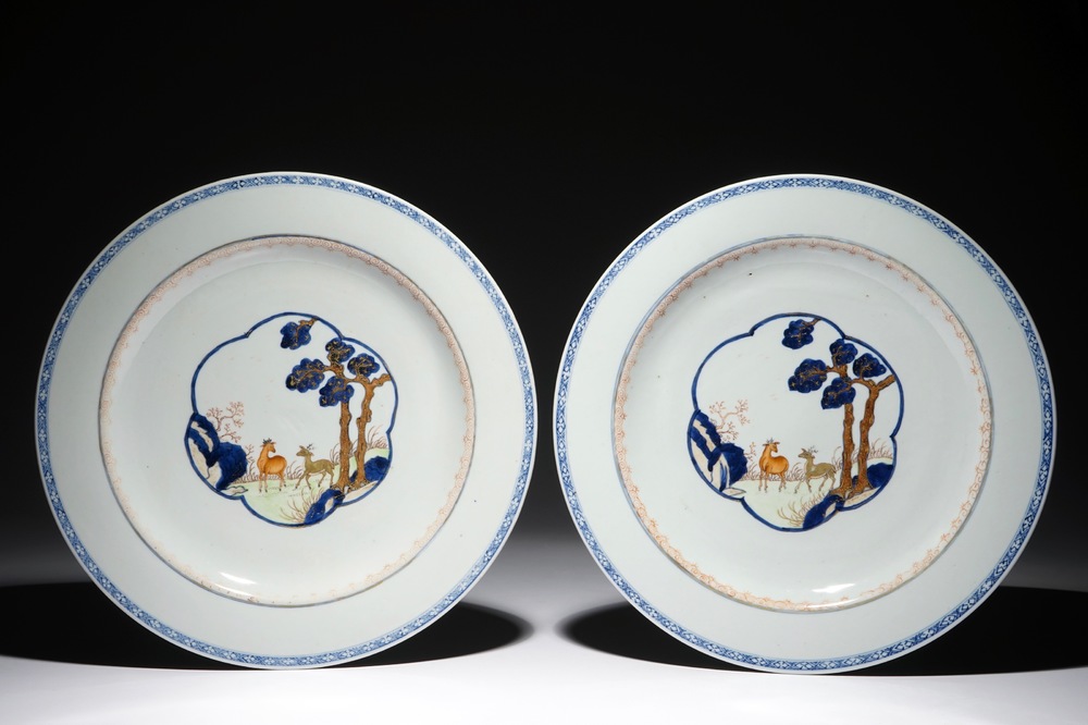 Une paire de plats aux cerfs en porcelaine de Chine polychrome, Qianlong