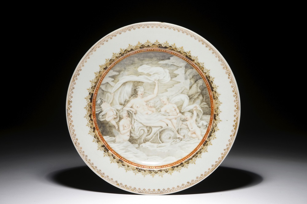 Une assiette en porcelaine de Chine grisaille &agrave; d&eacute;cor mythologique d'Aphrodite, Qianlong