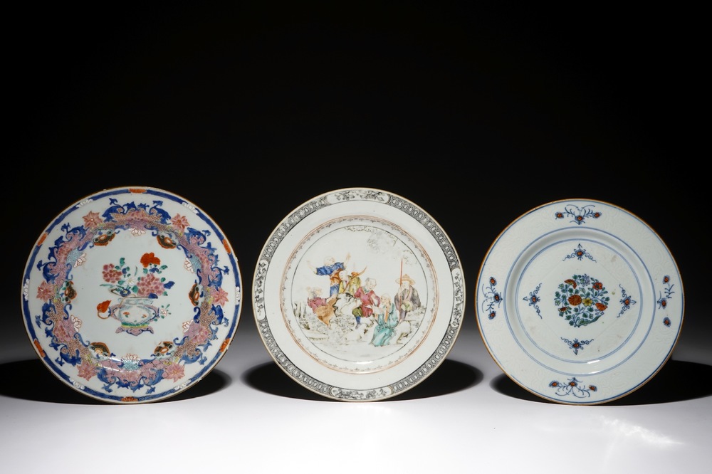 Trois assiettes en porcelaine de Chine famille rose et doucai, Yongzheng/Qianlong