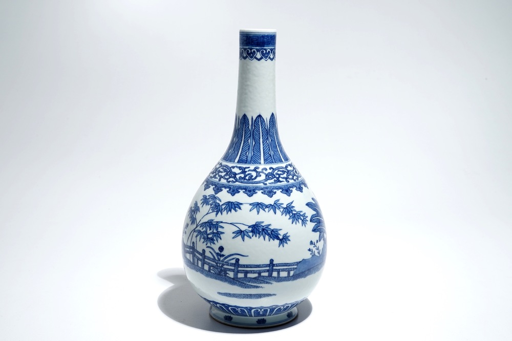 Un vase de forme bouteille en porcelaine de Chine bleu et blanc, marque et &eacute;poque de Guangxu
