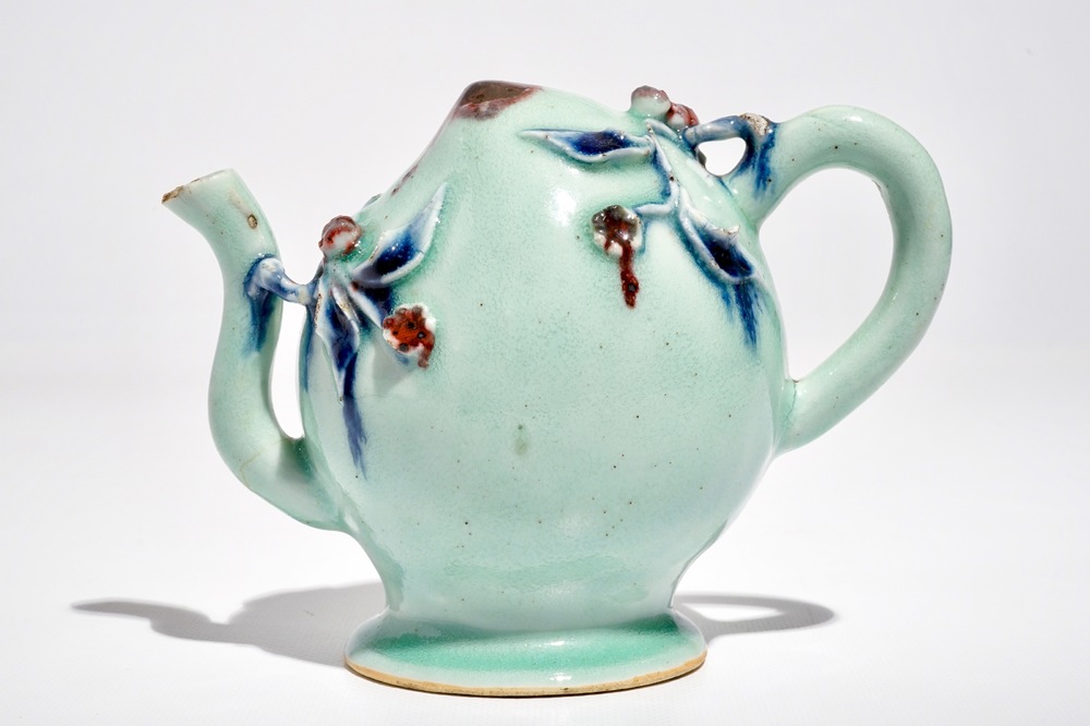 Een Chinese perzikvormige cadogan theepot in celadon, blauw en rood, 18/19e eeuw